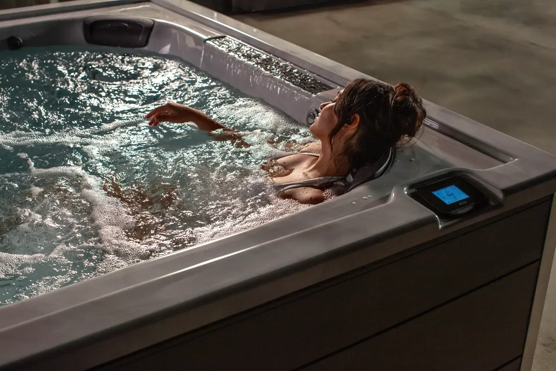 Jacuzzi® Performance Paralympic Snowboarder Amy Purdy